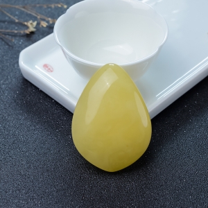 鸡油黄蜜蜡随形吊坠