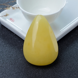 鸡油黄蜜蜡随形吊坠