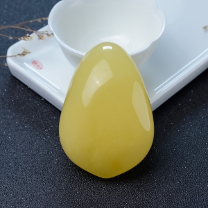 鸡油黄蜜蜡随形吊坠