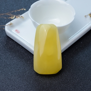 鸡油黄蜜蜡方牌吊坠