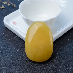 鸡油黄蜜蜡随形吊坠