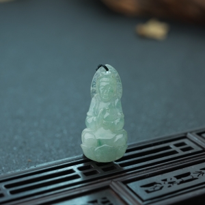 糯冰种晴水翡翠观音吊坠