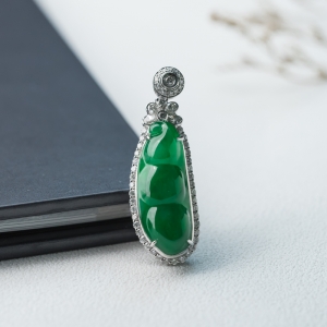 18K糯冰种翠绿翡翠福豆吊坠