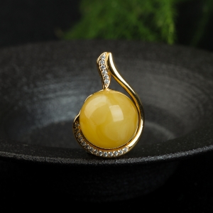 银镶鸡油黄蜜蜡吊坠
