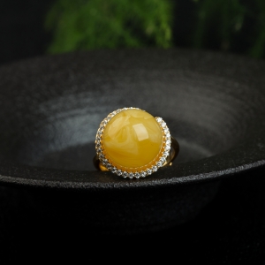 银镶白花蜜圆珠戒指