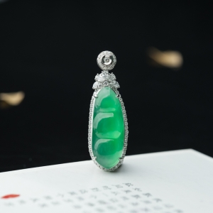 18K冰种阳绿翡翠福豆吊坠