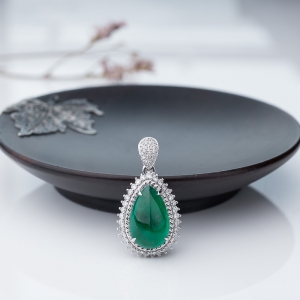 18K鲜绿祖母绿吊坠