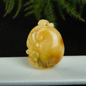 鸡油黄金绞蜜如意吊坠