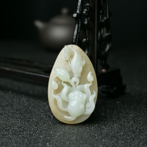 山料俏色和田玉连年有余吊坠