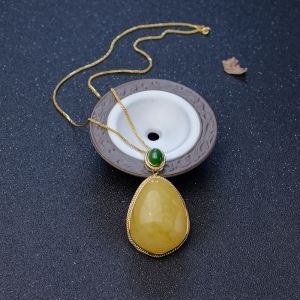 银镶鸡油黄蜜蜡随形吊坠