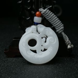 山料和田白玉镂雕仿古龙吊坠