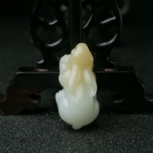 山料俏色和田玉兔子吊坠