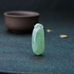 糯冰种飘翠翡翠福瓜吊坠