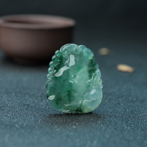 糯冰种飘花翡翠年年有余吊坠