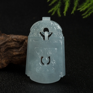 糯冰种翡翠守护兽牌吊坠