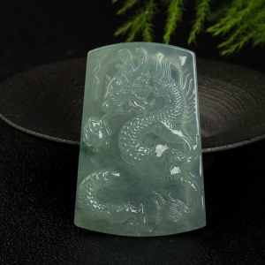 糯冰种飘花翡翠龙牌吊坠