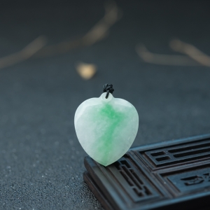 糯种飘翠翡翠寿桃吊坠