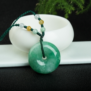 豆种翠绿翡翠平安扣吊坠