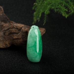 豆种翠绿翡翠福瓜吊坠