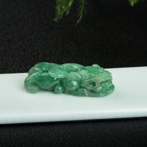 豆种浅绿翡翠貔貅吊坠