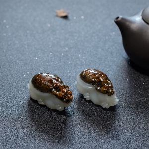 山料俏色和田玉龙龟吊坠（两件）