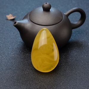 鸡油黄金绞蜜随形吊坠