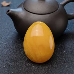 鸡油黄蜜蜡随形吊坠