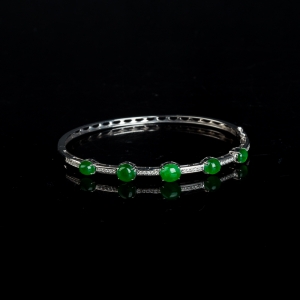 18k糯冰种翠绿翡翠手镯