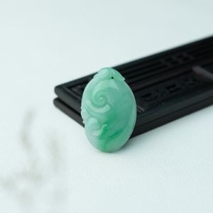糯种飘翠翡翠如意吊坠