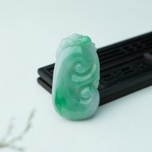 糯种飘翠翡翠如意吊坠