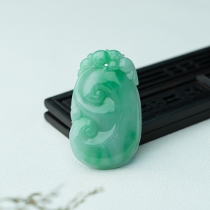 糯种飘翠翡翠如意吊坠