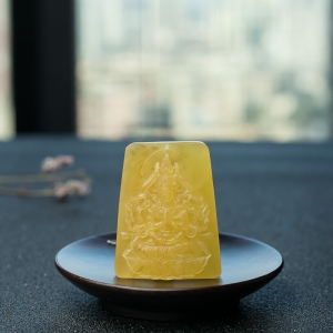 带皮鸡油黄蜜蜡千手观音吊坠