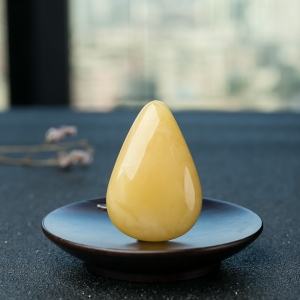 鸡油黄蜜蜡水滴吊坠