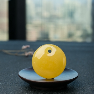 鸡油黄蜜蜡平安扣吊坠