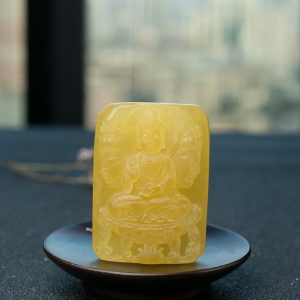 带皮鸡油黄蜜蜡佛吊坠