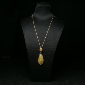 银镶鸡油黄蜜蜡吊坠