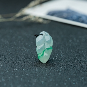 糯冰种飘翠翡翠大业有成吊坠