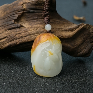 籽料俏色和田玉一鸣惊人吊坠