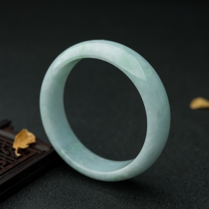 57.2mm糯种浅绿翡翠手镯