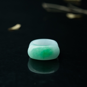 糯种飘翠翡翠马鞍戒指