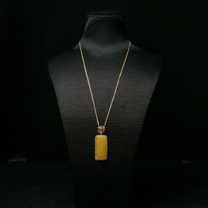 银镶鸡油黄蜜蜡无事牌吊坠