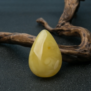 鸡油黄蜜蜡水滴吊坠