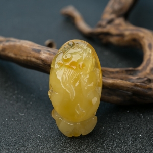带皮鸡油黄蜜蜡貔貅吊坠