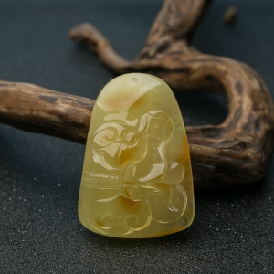 带皮俏色蜜蜡如意吊坠