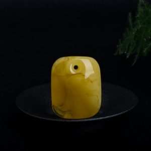 鸡油黄金绞蜜无事牌吊坠