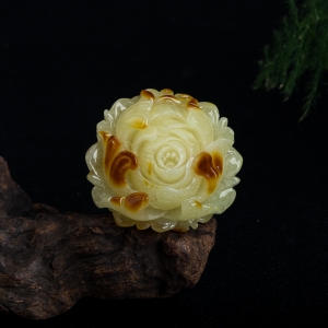 俏色蜜蜡花开富贵吊坠