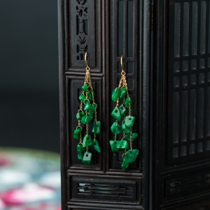 糯种翠绿翡翠随形耳环