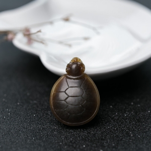 山料俏色和田玉乌龟吊坠
