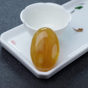 鸡油黄蜜蜡随形吊坠