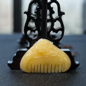 带皮鸡油黄蜜蜡牡丹花梳子吊坠